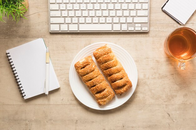 Plat lag gebak op plaat met laptop