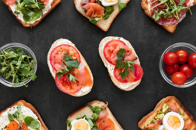 Plat lag gezonde sandwiches samenstelling op zwarte achtergrond