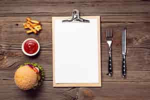 Gratis foto plat lag hamburger met mock-up klembord