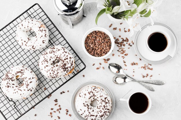 Plat lag heerlijk geglazuurde donuts