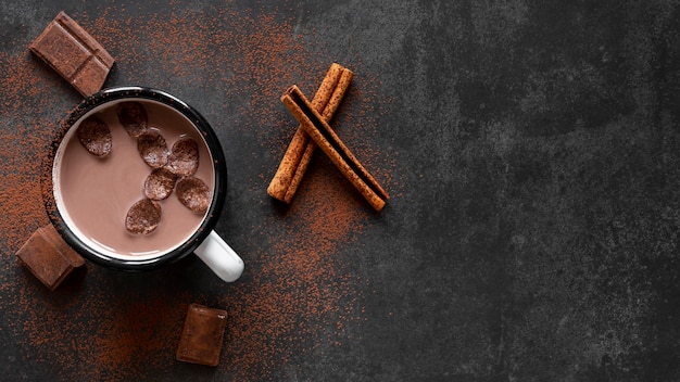 Plat lag heerlijke chocolade arrangement met kopie ruimte