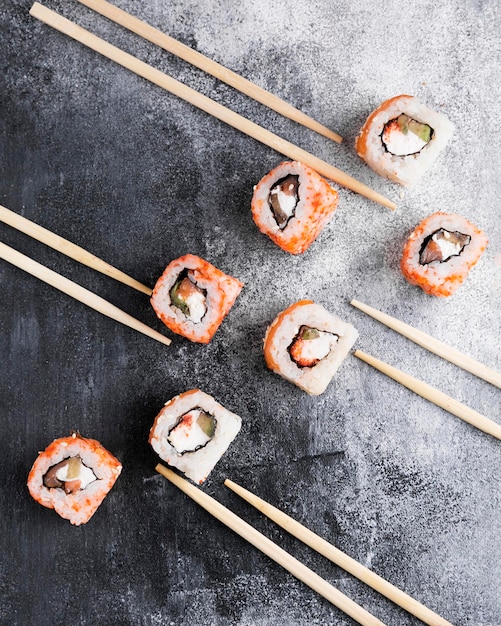 Gratis foto plat lag heerlijke sushi en eetstokjes