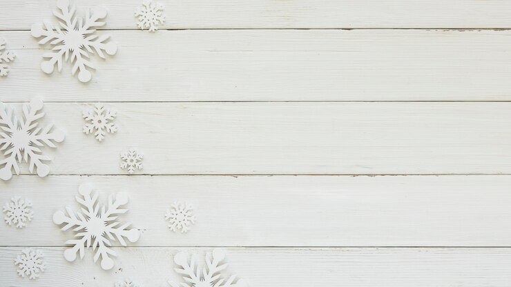 Gratis Foto plat lag kerst decoratieve sneeuwvlokken op een houten bord