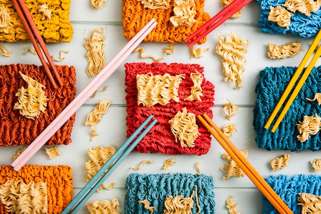 Gratis foto plat lag kleurrijke ramen noedels en eetstokjes