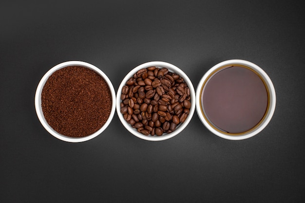 Plat lag koffie regeling op zwarte achtergrond