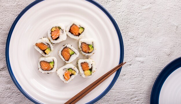 Gratis foto plat lag maki sushi met stokjes