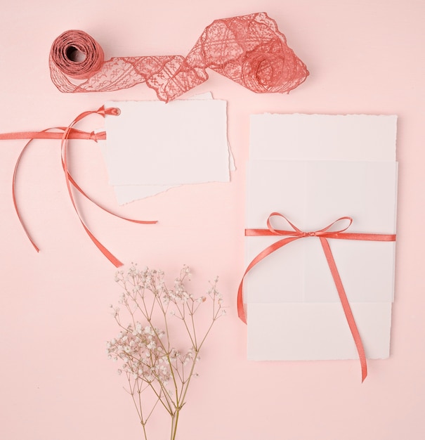 Plat lag mooi arrangement voor bruiloft uitnodigingen op roze achtergrond