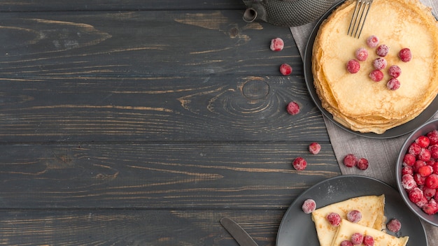 Plat lag pannenkoeken met kopie-ruimte