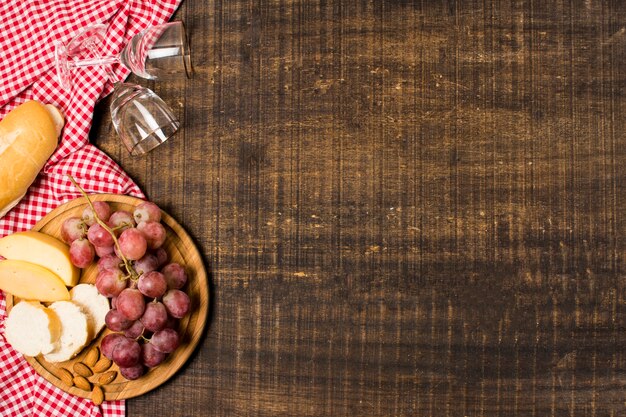 Plat lag picknick assortiment op houten achtergrond met kopie ruimte