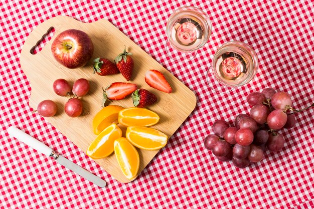 Plat lag picknick met fruit en glazen wijn