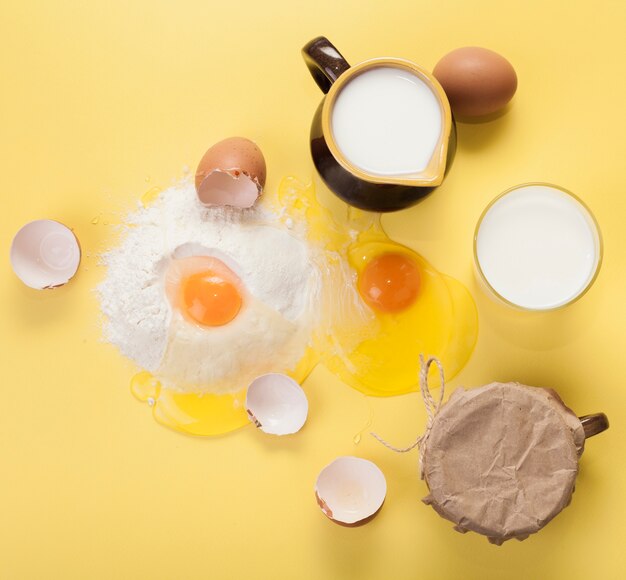 Plat lag regeling van verschillende ingrediënten op gele achtergrond