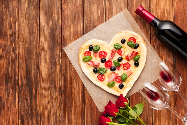 Plat lag romantische eettafel met pizza