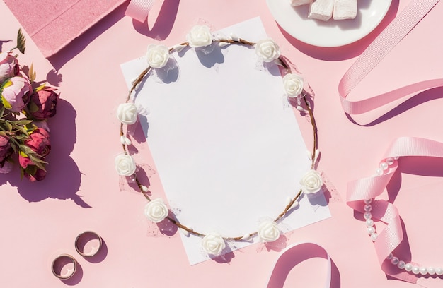 Plat lag roze bruiloft arrangement close-up
