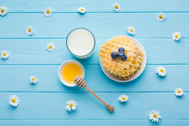 Plat lag samenstelling van een smakelijke ontbijtlijst