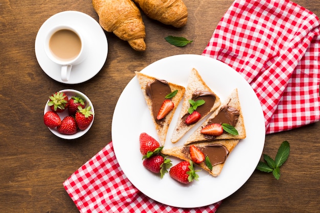 Plat lag samenstelling van een smakelijke ontbijtlijst