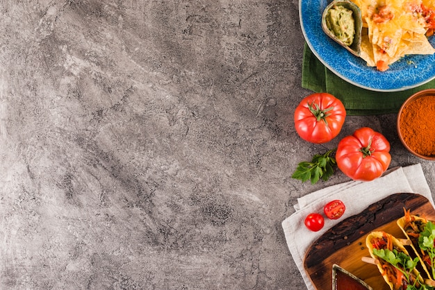 Plat lag samenstelling van Mexicaans eten met copyspace