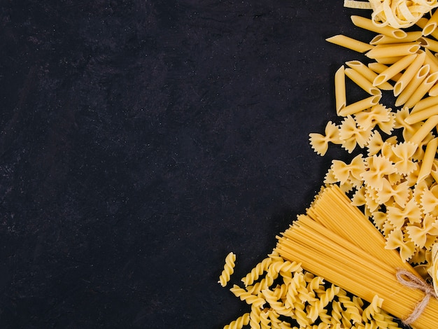 Plat lag samenstelling van pasta met copyspace