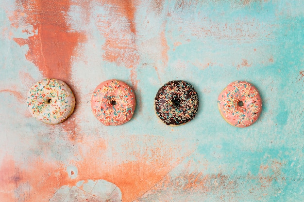 Plat lag samenstelling van smakelijke donuts