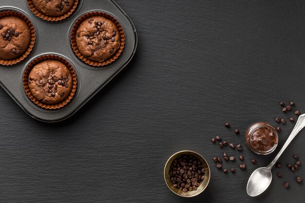 Plat lag smakelijke muffin donkere kopie ruimte achtergrond