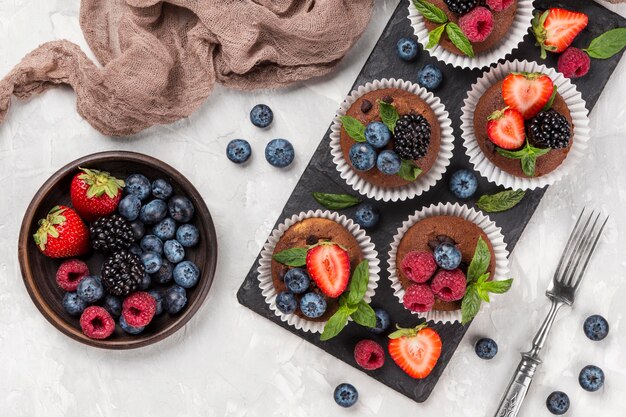 Plat lag smakelijke muffin in bakplaat