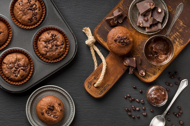 Plat lag smakelijke muffin met chocolade en chocoladeschilfers
