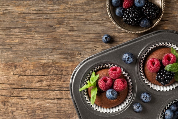 Plat lag smakelijke muffin op houten achtergrond