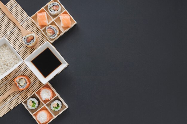 Plat lag sushi samenstelling met copyspace