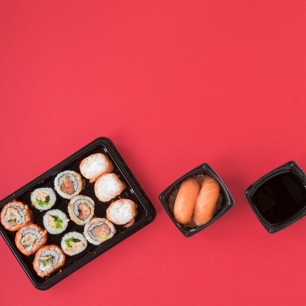 Plat lag sushi samenstelling met copyspace