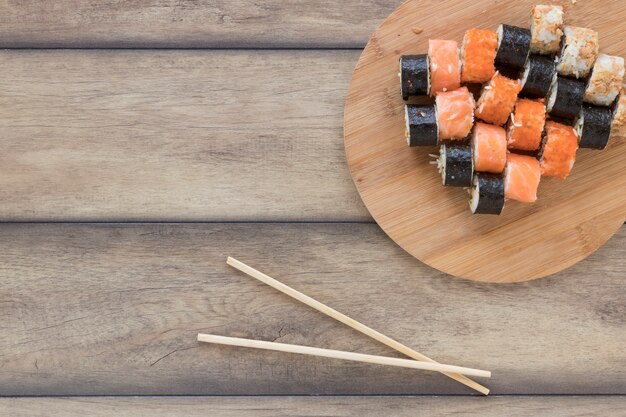 Plat lag sushi samenstelling met copyspace