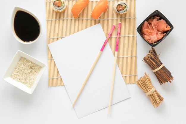 Plat lag sushi samenstelling met papieren sjabloon