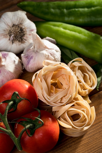 Gratis foto plat lag tagliatelle met basilicum en groenten