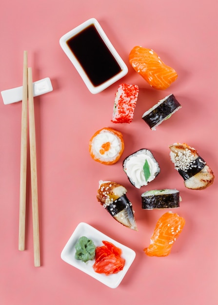 Gratis foto plat lag traditioneel japans sushi-assortiment