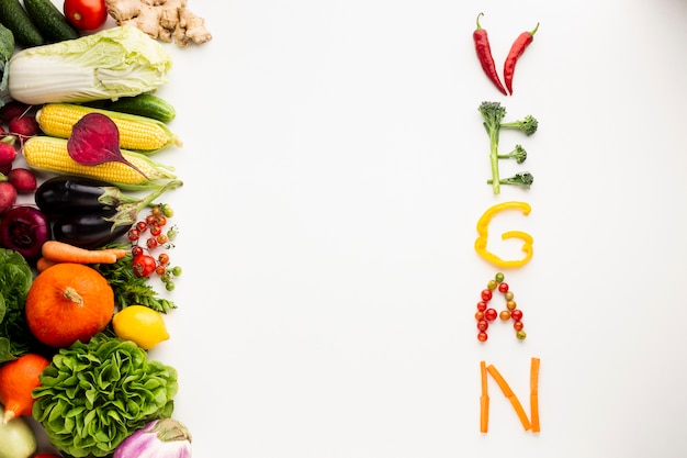 Plat lag vegan belettering gemaakt van groenten