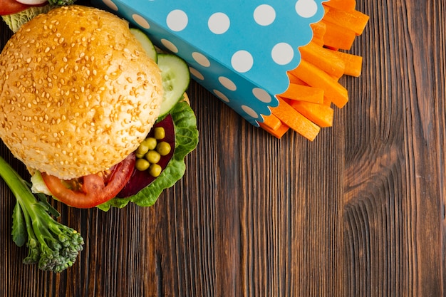 Plat lag veganistisch fastfood met kopie ruimte