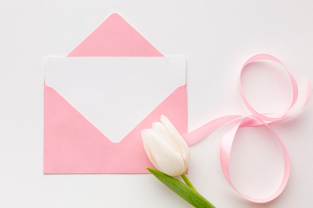 Plat lag vrouwendag samenstelling met roze envelop