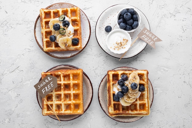 Plat lag wafels met fruit arrangement