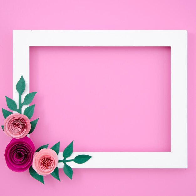 Plat lag witte bloemen frame op roze achtergrond