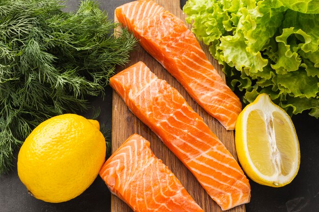 Plat lag zalm op een houten bord