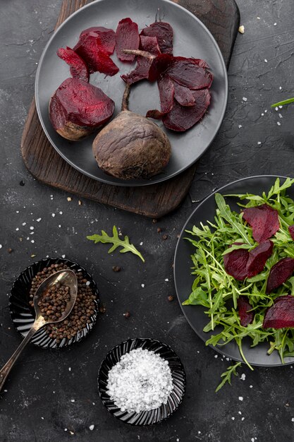 Plat lag zelfgemaakte salade op donkere achtergrond