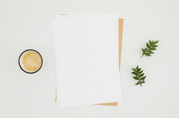 Plat lay-papier mockup met florale elementen