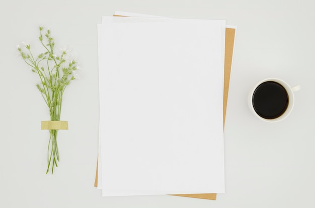 Plat lay-papier mockup met florale elementen