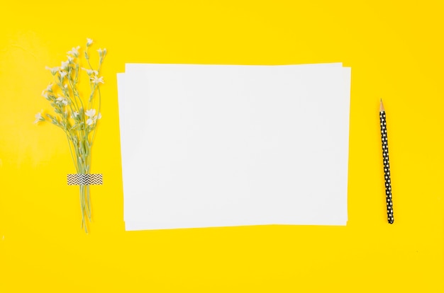 Gratis foto plat lay-papier mockup met florale elementen