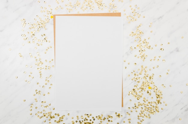 Plat lay-papier mockup met gouden confetti