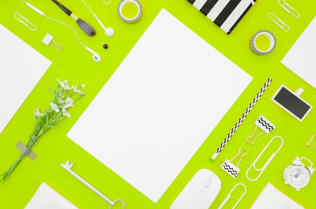 Gratis foto plat lay-papier mockup met kantoorbenodigdheden