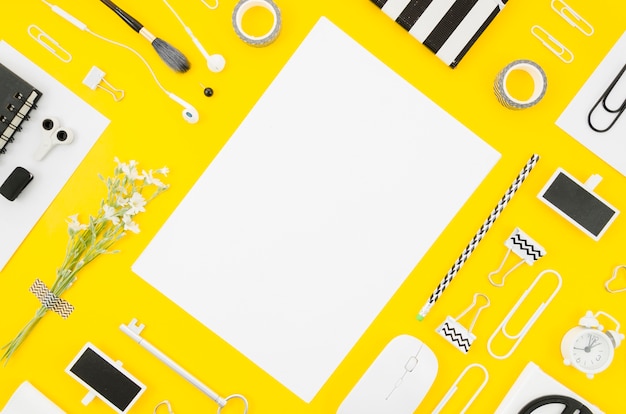 Gratis foto plat lay-papier mockup met kantoorbenodigdheden