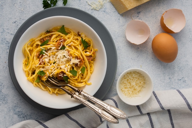 Plat leg spaghetti met Parmezaanse kom