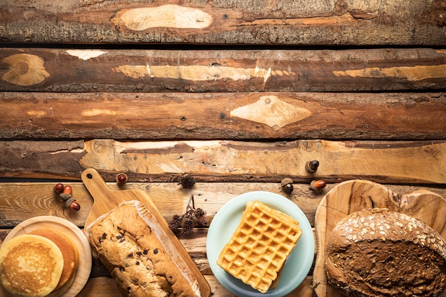 Gratis foto plat leg voedselkader met gebakken producten