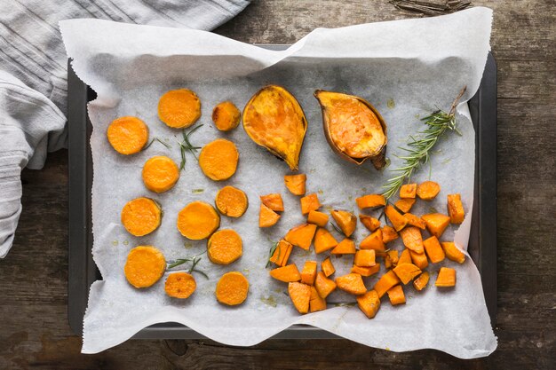 Plat leggen arrangement met zoete aardappelen