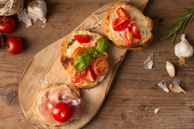 Plat leggen bruschettas met prosciutto en tomaten