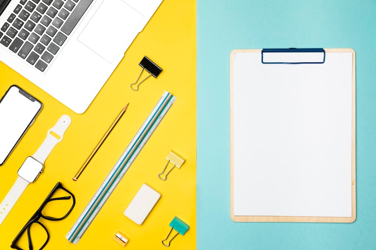 Gratis Foto plat leggen desktop concept met lege klembord
